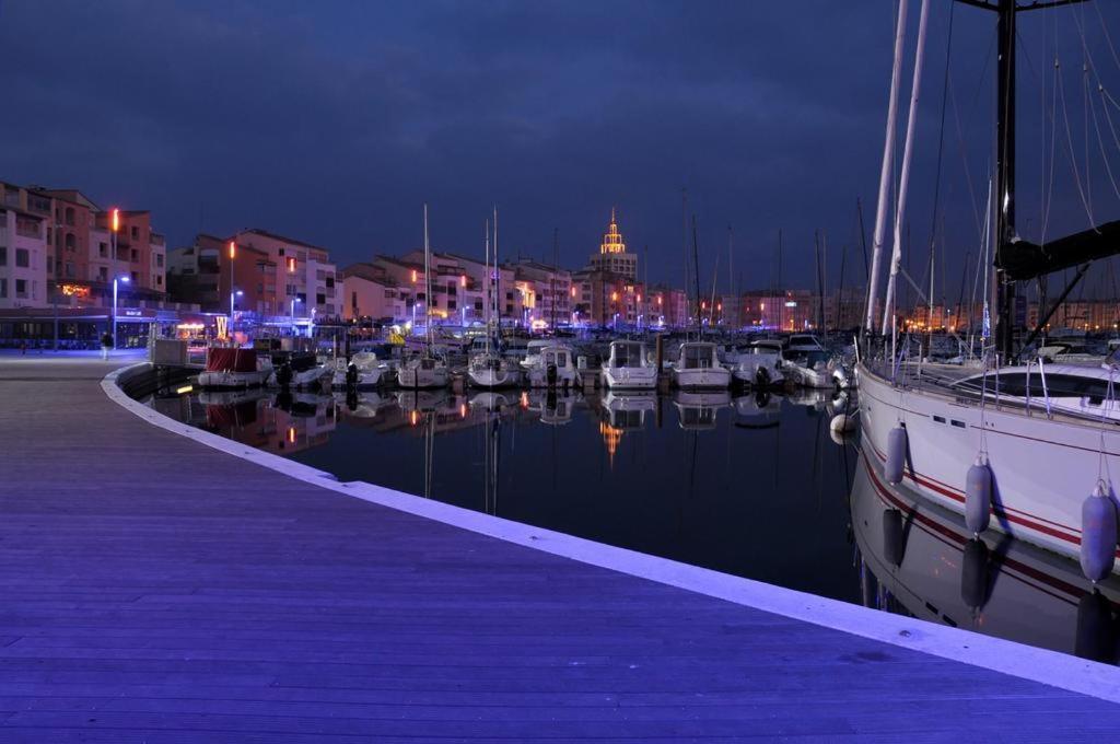 Studio Cabine Vue Port Avec Parking Prive, Piscine, Parc, Boulodrome 阿格德 外观 照片